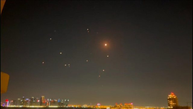FOTOLAJM/ Qielli mbi Doha ndriçohet pas sulmit me raketa nga Irani