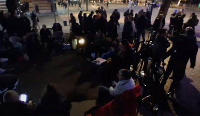 FOTOLAJM/ Policia i largoi nga Kryeministria, mbështetësit e Lapajt