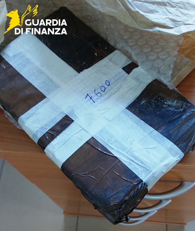 Çmontimi i grupit të trafikut të drogës në Itali/