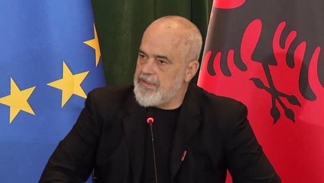 Rama sulmon s&euml;rish protestuesit: Problemi nuk jan&euml; flamingot, por