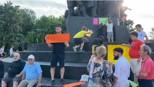 Qytetar&euml;t protest&euml; edhe n&euml; Vlor&euml; p&euml;r Zv&euml;rnecin, me