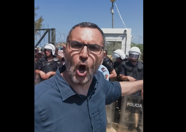 Banor&euml;t e Zv&euml;rnecit dalin n&euml; protest&euml;/ Policia i t&euml;rheq