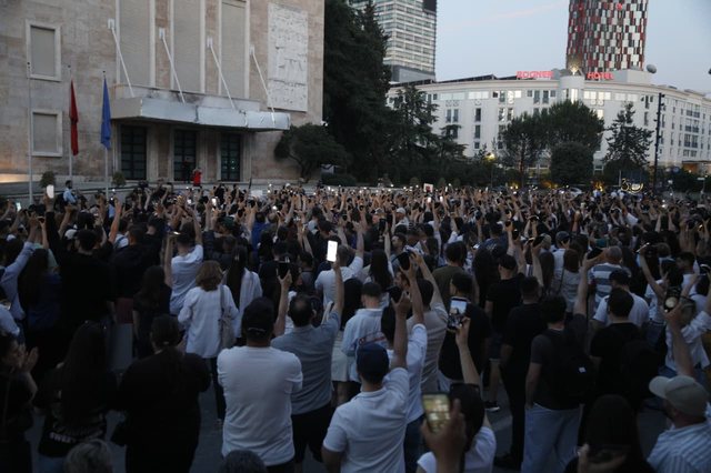 VIDEO/ Protesta kund&euml;r nd&euml;rtimeve n&euml; Zv&euml;rnec, qytetar&euml;t