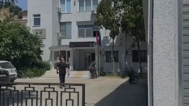 Dhunoi protestuesin gjat&euml; protest&euml;s n&euml; Zv&euml;rnec, mb&euml;rrin