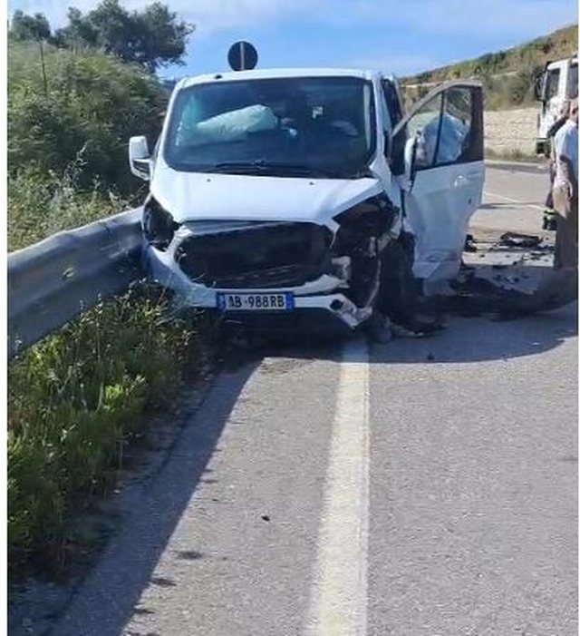 VIDEO/ Aksident n&euml; Vlor&euml;, p&euml;rplasen dy automjete, plagoset