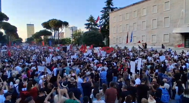 Protest&euml; masive kund&euml;r projektit n&euml; Zv&euml;rnec/ Qytetar&euml;t