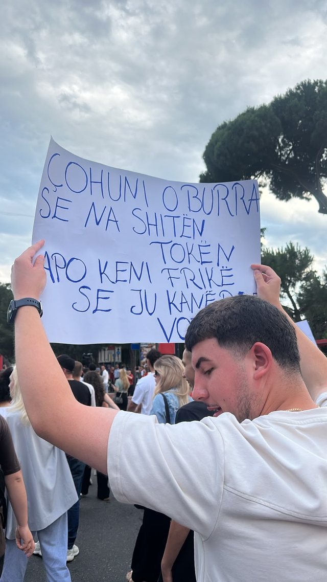 "Merr dhe Berish&euml;n me vete"/ Pankartat pikante dominojn&euml;