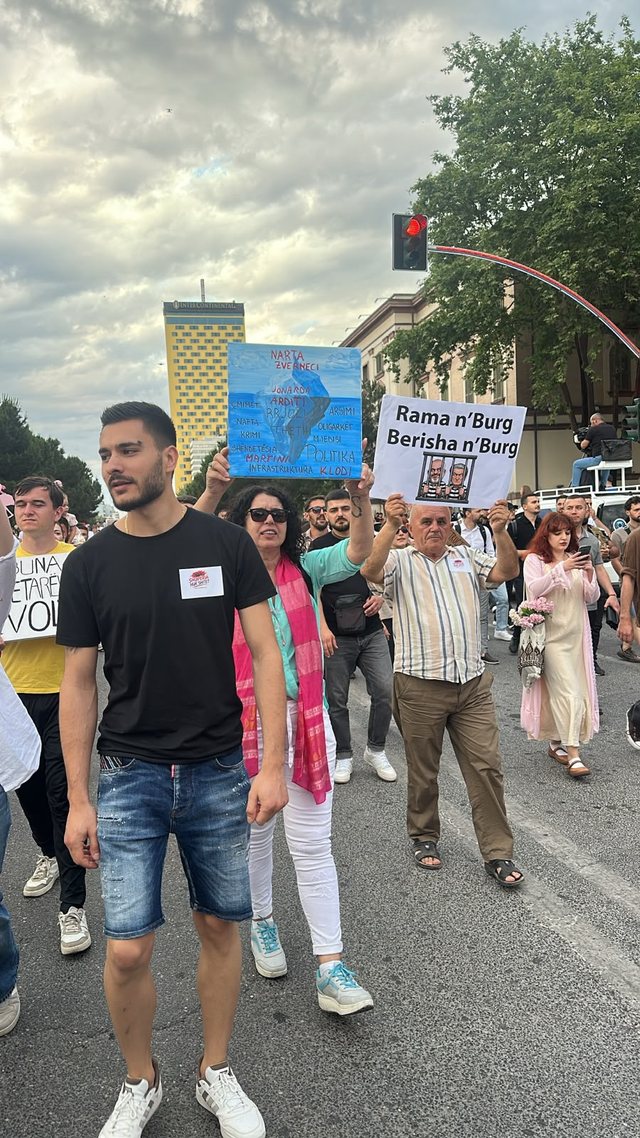 "Merr dhe Berish&euml;n me vete"/ Pankartat pikante dominojn&euml;
