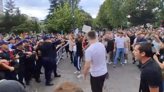 PAMJET/ P&euml;rplasje mes qytetar&euml;ve dhe policis&euml; n&euml;