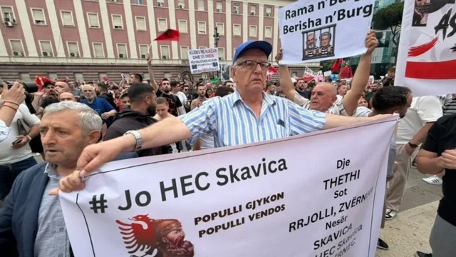 VIDEO+ FOTO/ Qytetar&euml;t mb&euml;rrijn&euml; para Kryeministris&euml; me