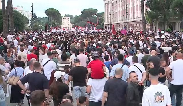 Protesta para Kryeministris&euml;, Policia hedh s&euml;rish gaz lotsjell&euml;s