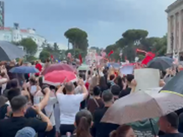 &ldquo;Je kryehajdut dhe tradhtar i Shqip&euml;ris&euml;!&rdquo;/ Qytetari: Edi