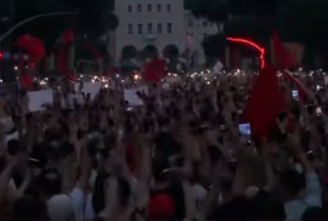 Dy or&euml; protest&euml;, bulevardi plot qytetar&euml; ndri&ccedil;ohet nga
