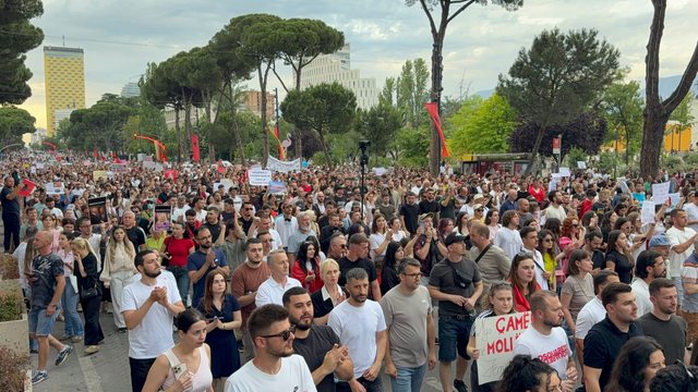 Ish-kapiteni i Komb&euml;tares shqiptare, Lorik Cana mb&euml;shtet kauz&euml;n