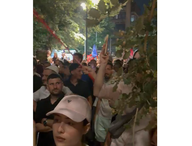 VIDEO/ Nga Sheshi tek Banka, qytetar&euml;t bllokojn&euml; rrug&euml;n: Edi Rama