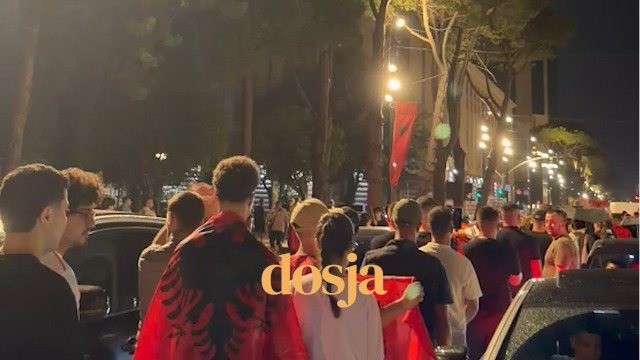 VIDEO/ Qytetar&euml;t nisen s&euml;rish drejt kryeministris&euml;, me flamurin