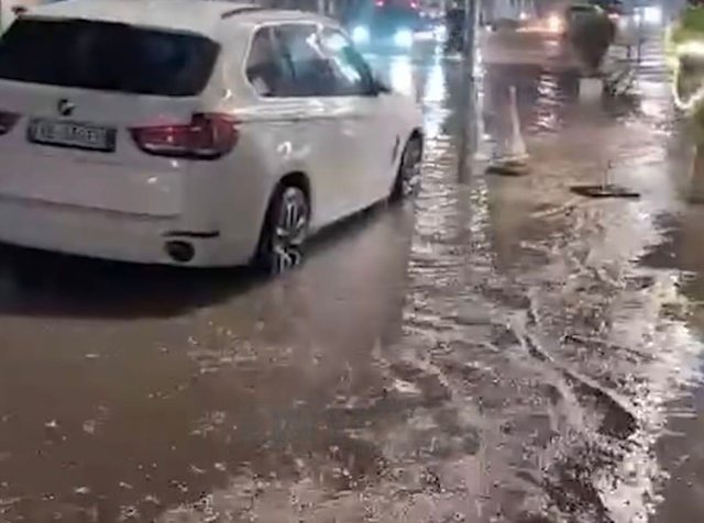 VIDEO/Reshjet p&euml;rmbytin rrug&euml;t e Sh&euml;ngjinit, v&euml;shtir&euml;si