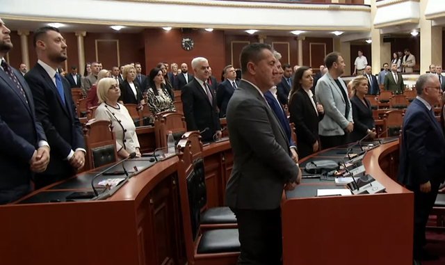 Opozita k&euml;rkon Ram&euml;n n&euml; Kuvend/ Zv&euml;rneci b&euml;het