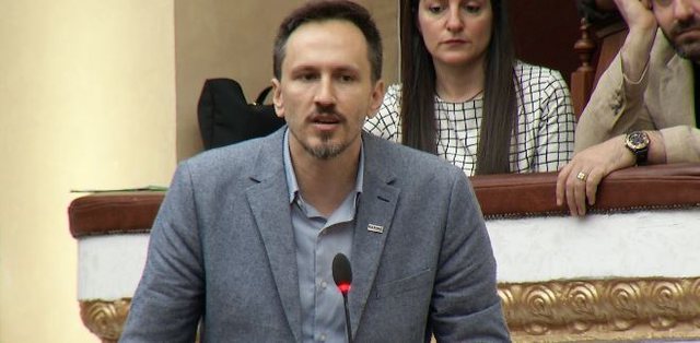 Opozita k&euml;rkon Ram&euml;n n&euml; Kuvend/ Zv&euml;rneci b&euml;het
