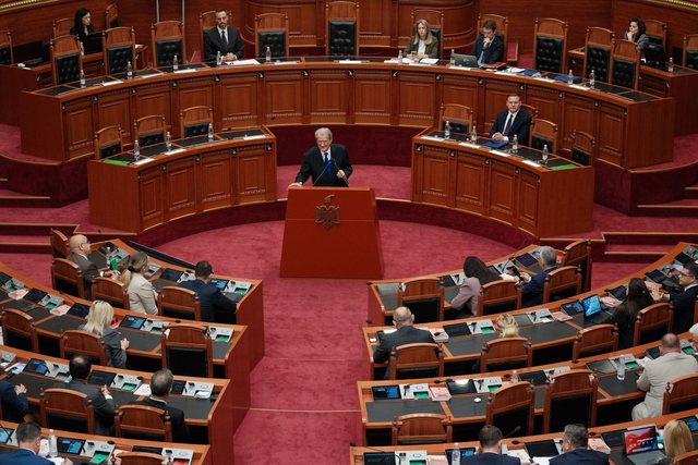 Opozita k&euml;rkon Ram&euml;n n&euml; Kuvend/ Zv&euml;rneci b&euml;het