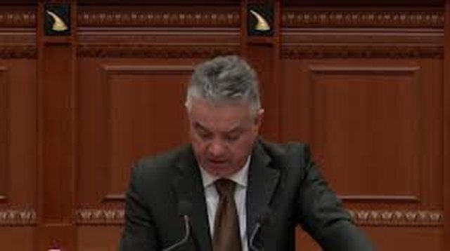 Opozita k&euml;rkon Ram&euml;n n&euml; Kuvend/ Zv&euml;rneci b&euml;het
