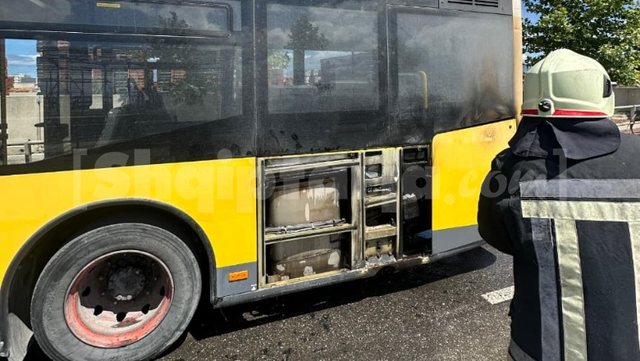 P&euml;rfshihet nga flak&euml;t autobusi n&euml; Durr&euml;s