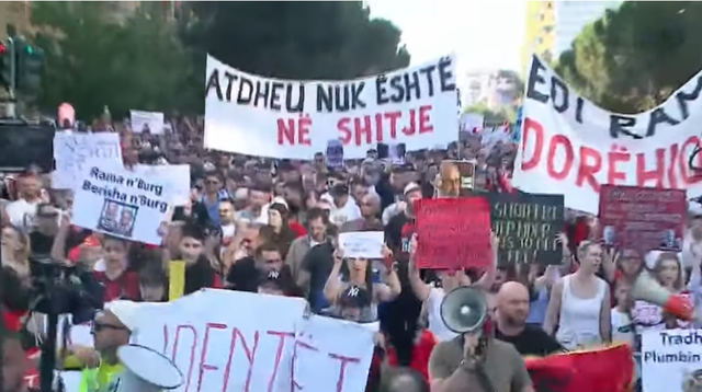 Protest&euml; masive kund&euml;r projektit n&euml; Zv&euml;rnec/ Qytetar&euml;t