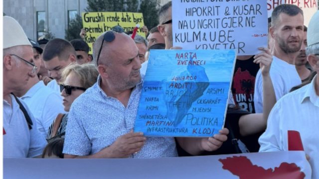 VIDEO/ Protesta p&euml;r Zv&euml;rnecin, babai i Martin Canit i bashkohet
