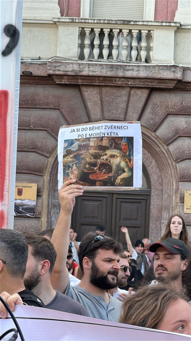 Protest&euml; masive kund&euml;r projektit n&euml; Zv&euml;rnec/ Qytetar&euml;t