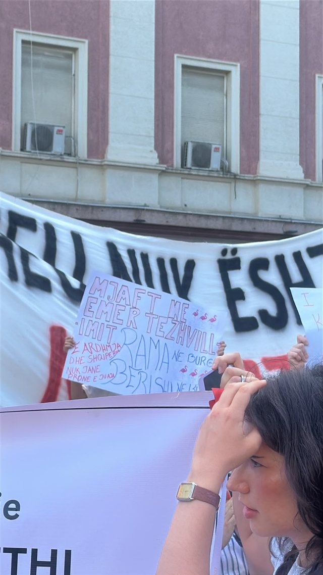 Protest&euml; masive kund&euml;r projektit n&euml; Zv&euml;rnec/ Qytetar&euml;t