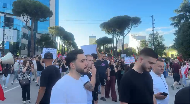 Protest&euml; masive kund&euml;r projektit n&euml; Zv&euml;rnec/ Qytetar&euml;t