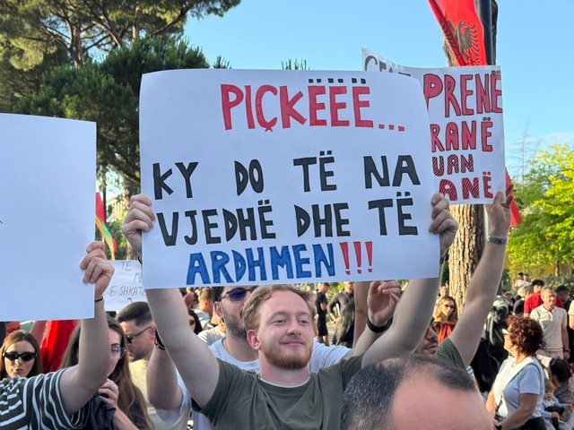 Protest&euml; masive kund&euml;r projektit n&euml; Zv&euml;rnec/ Qytetar&euml;t