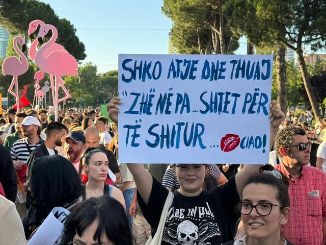 Protest&euml; masive kund&euml;r projektit n&euml; Zv&euml;rnec/ Qytetar&euml;t