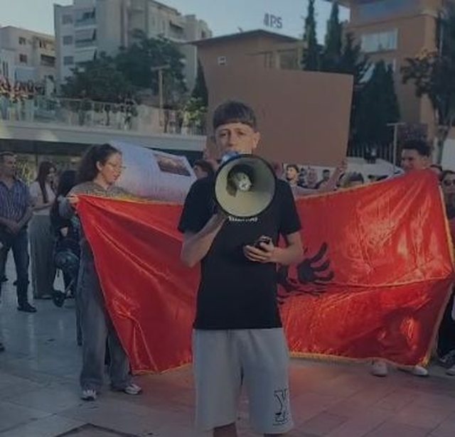 VIDEO/ Me flamuj dhe pankarta n&euml; duar, qytetar&euml;t e Durr&euml;sit