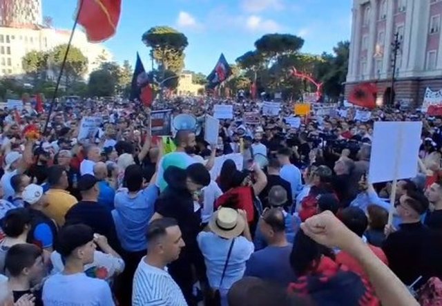 Protest&euml; masive kund&euml;r projektit n&euml; Zv&euml;rnec/ Qytetar&euml;t