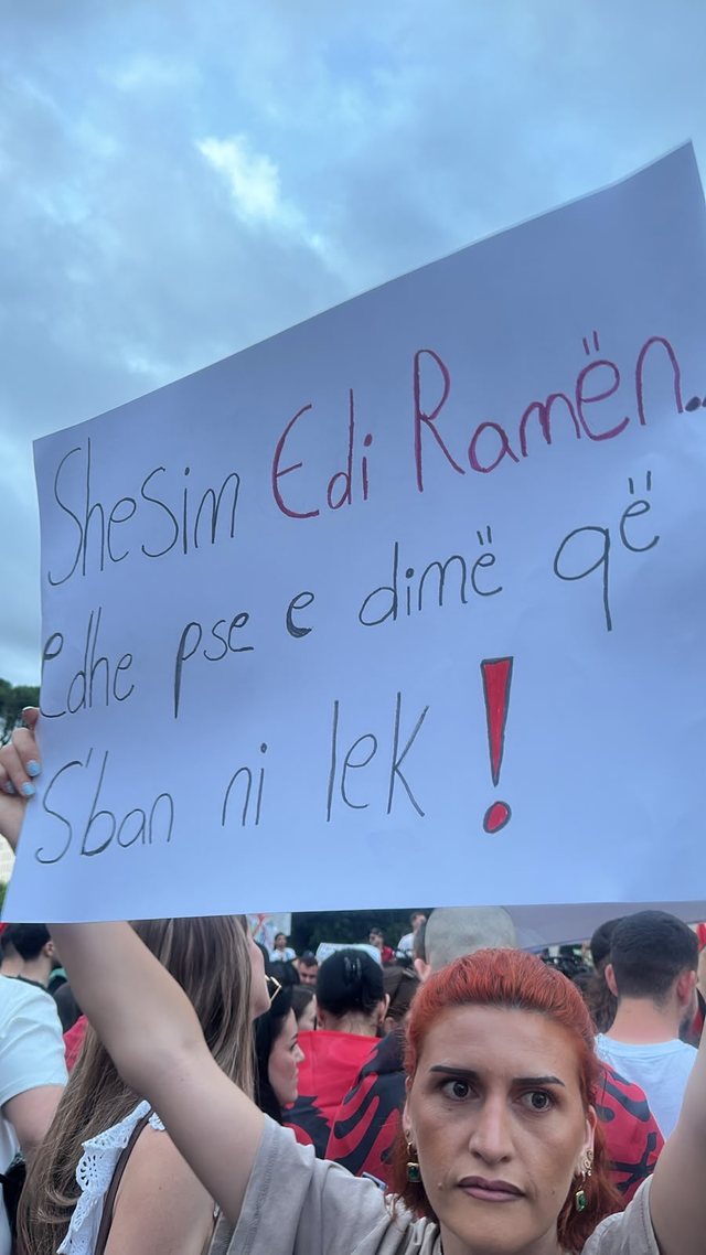 Qytetarja me pankart&euml; para Kryeministris&euml;: Shesim Edi Ram&euml;n edhe