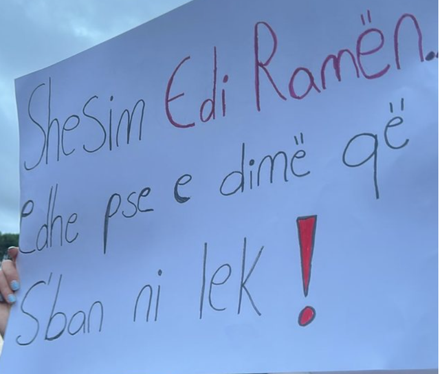 Qytetarja me pankart&euml; para Kryeministris&euml;: Shesim Edi Ram&euml;n edhe