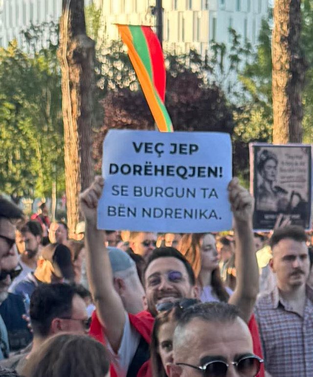 FOTO/ Protestuesi me pankart&euml;n thumbuese: Vet&euml;m jep dor&euml;heqjen,
