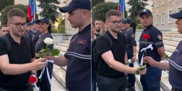VIDEO/ Gjesti i ve&ccedil;ant&euml; i protestuesit, u dhuron lule