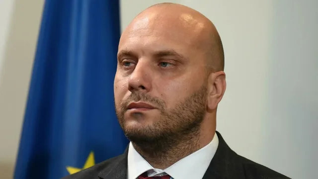 E mbajt&euml;n 4 or&euml; n&euml; kufi, ish-shefi i policis&euml; malazeze