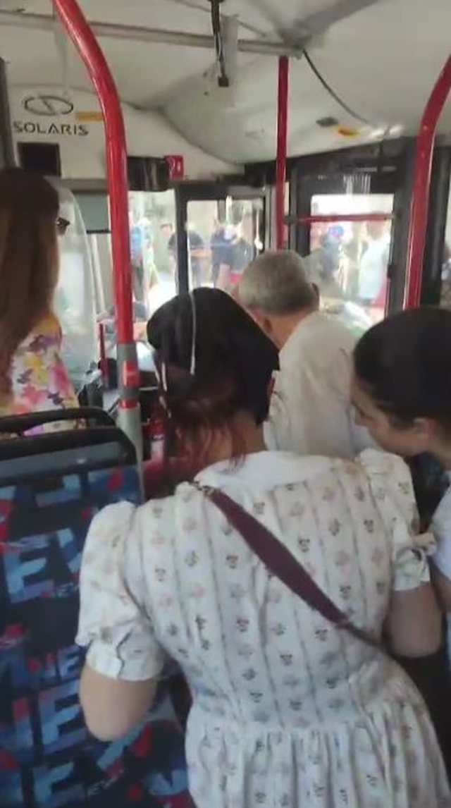 FOTO/ Autobusi i transportit publik p&euml;rfshihet n&euml; aksident, disa