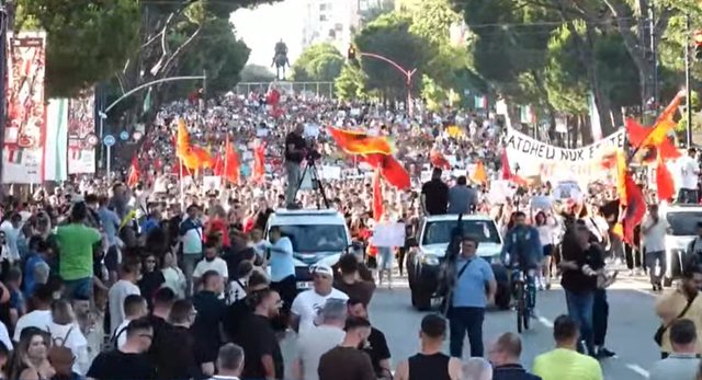 Mij&euml;ra protestues para Kryeministris&euml;/&nbsp;Bulevardi
