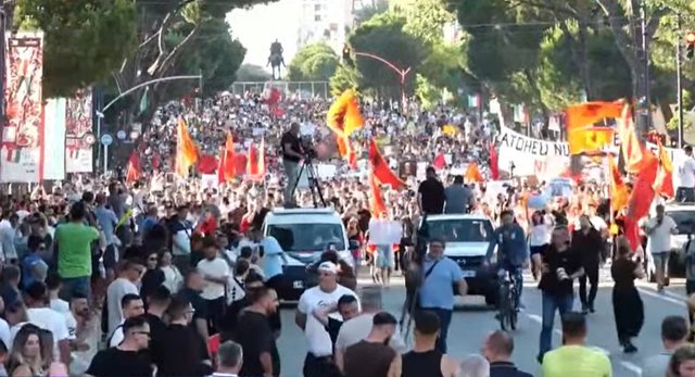 Mij&euml;ra protestues para Kryeministris&euml;/&nbsp;Bulevardi