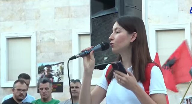 Mij&euml;ra protestues para Kryeministris&euml;/&nbsp;Bulevardi