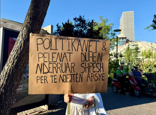 Mij&euml;ra protestues para Kryeministris&euml;/&nbsp;Bulevardi