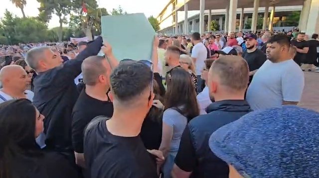 Tension n&euml; Vlor&euml;/ Punonj&euml;sit e siguris&euml; i grisin
