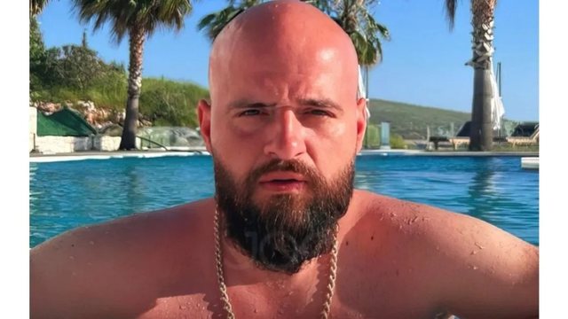FOTO/ I vendosi thik&euml;n n&euml; fyt policit te &ldquo;Kthesa e