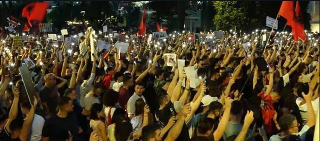 Me flamuj, pankarta dhe thirrje p&euml;r revolucion, Bulevardi ndizet nga