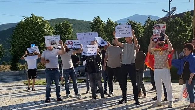 Me pankarta n&euml; duar, qytetar&euml;t dalin n&euml; protest&euml; edhe