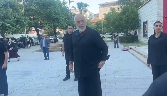 VIDEO/ Protestat? Rama p&euml;r gazetarin italian: Jeta vazhdon, pun&euml;t